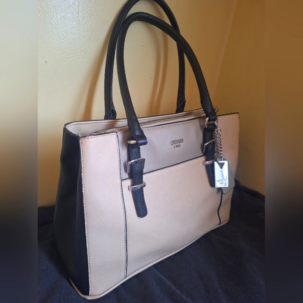 Adorable Guess Handbag/purse